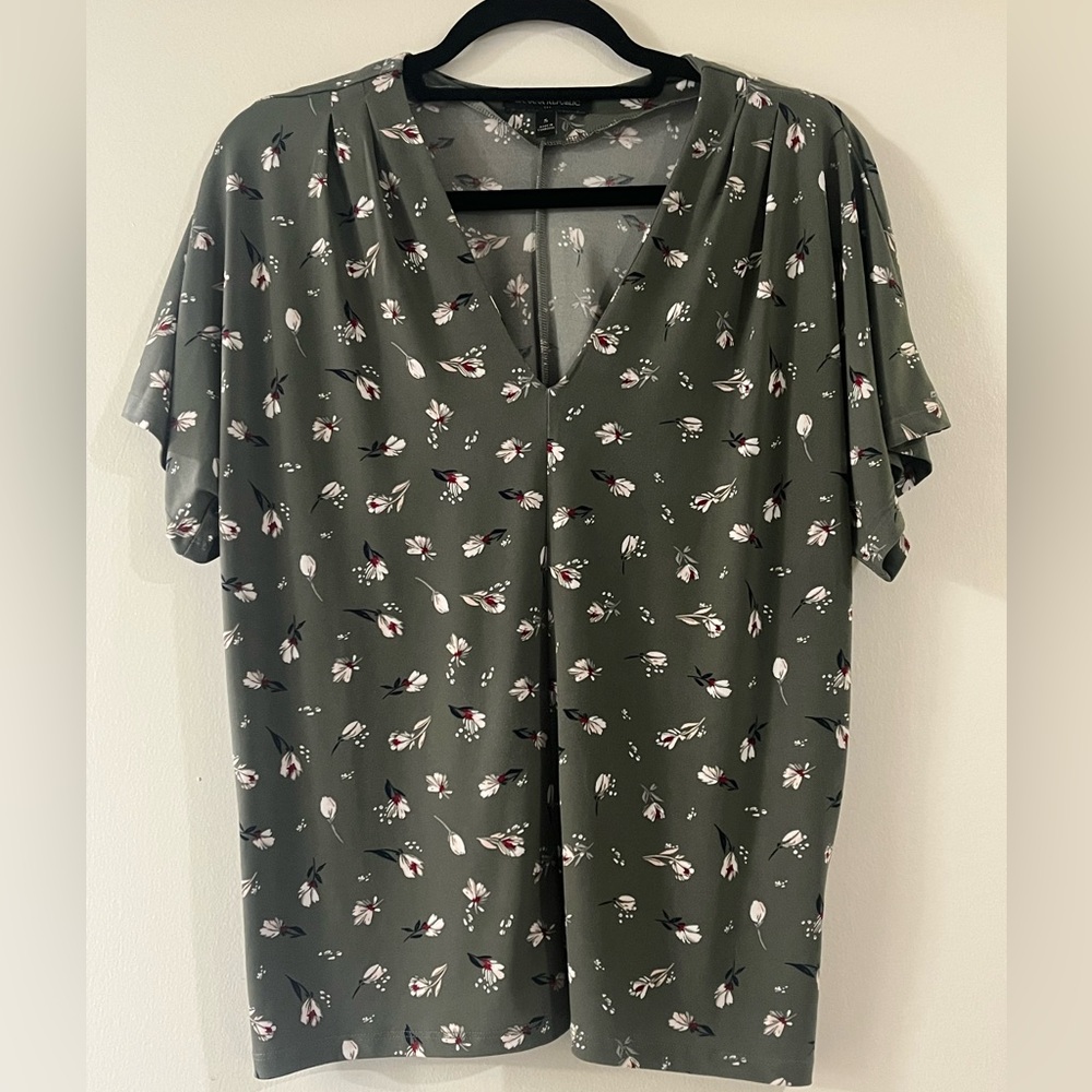 Banana Republic Floral V-Neck Green Top - Size Small